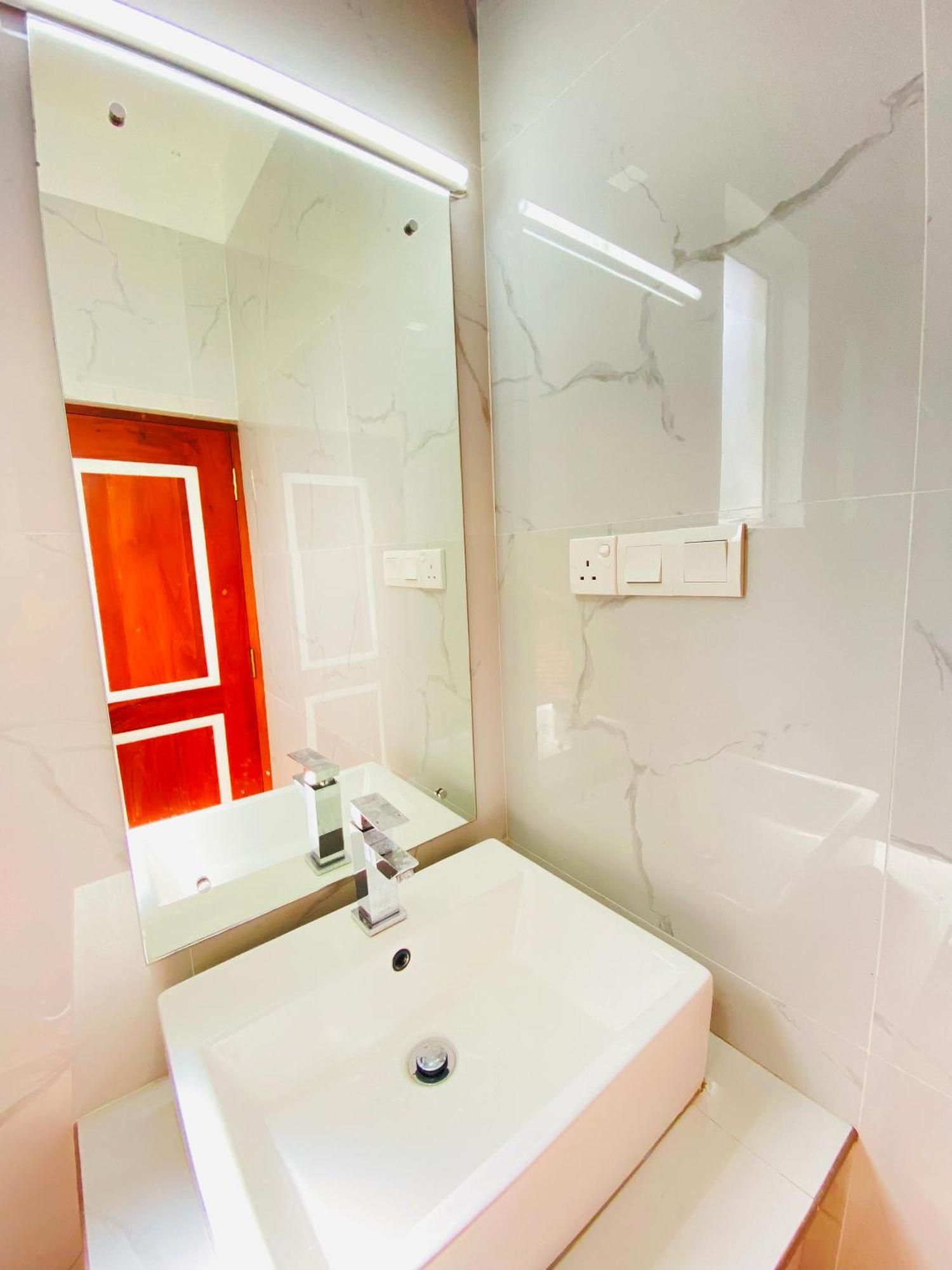 Srimadis Villa Near Airport - เนกอมโบ ภายนอก รูปภาพ