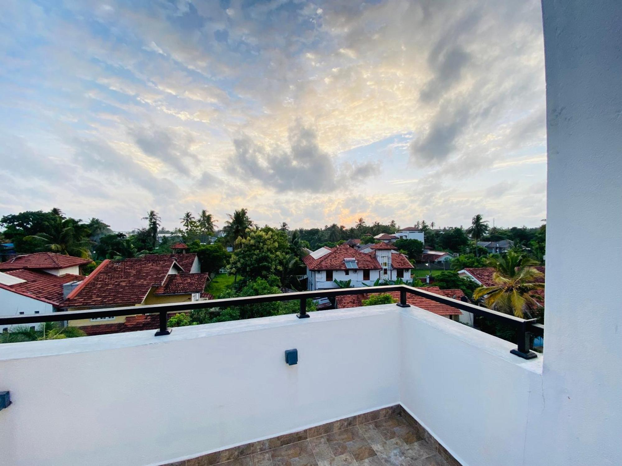 Srimadis Villa Near Airport - เนกอมโบ ภายนอก รูปภาพ